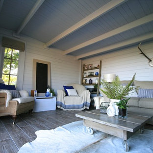 Exemple d'une grand maison d'amis séparée scandinave.