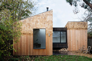 Свежая идея для дизайна: маленький отдельно стоящий домик для гостей в скандинавском стиле для на участке и в саду - отличное фото интерьера