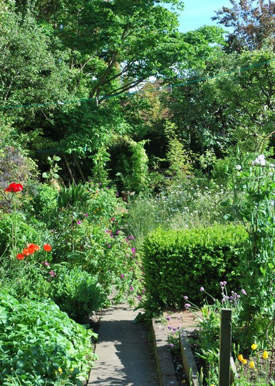 Yard of the Week: Seasons of Blooms in an Idyllic English Garden