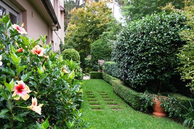 Источник вдохновения для домашнего уюта: участок и сад среднего размера на боковом дворе в классическом стиле с полуденной тенью