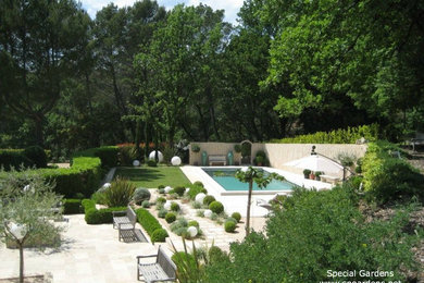 マルセイユにある地中海スタイルのおしゃれな庭 (天然石敷き) の写真