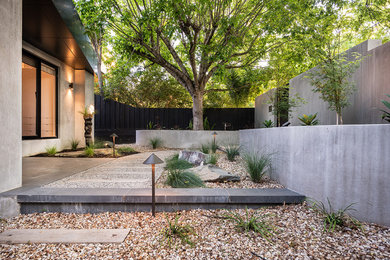 На фото: участок и сад среднего размера на переднем дворе в современном стиле с садовой дорожкой или калиткой и мощением тротуарной плиткой