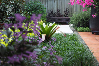 На фото: маленький солнечный участок и сад на внутреннем дворе в морском стиле с хорошей освещенностью для на участке и в саду с
