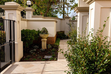 Réalisation d'un aménagement d'entrée ou allée de jardin avant design de taille moyenne et au printemps avec une exposition ensoleillée et des pavés en pierre naturelle.