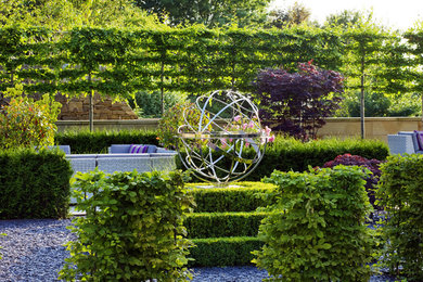 Inspiration for a traditional backyard vegetable garden landscape in London.
