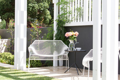 Идея дизайна: солнечный регулярный сад среднего размера на переднем дворе в классическом стиле с садовой дорожкой или калиткой, хорошей освещенностью и покрытием из каменной брусчатки