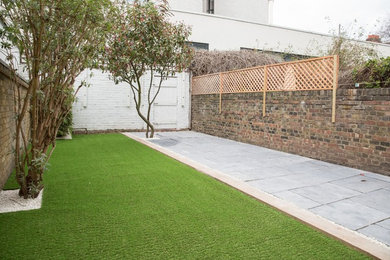 Imagen de jardín minimalista pequeño en patio trasero con jardín francés y exposición parcial al sol