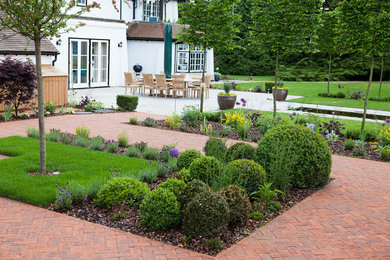 Design ideas for a traditional garden in Buckinghamshire.