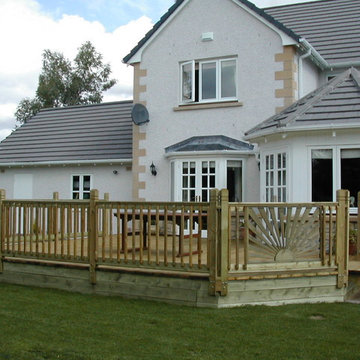 Attractively shaped deck with square spindles and sunburst panels.