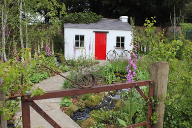 Источник вдохновения для домашнего уюта: участок и сад в классическом стиле с садовой дорожкой или калиткой