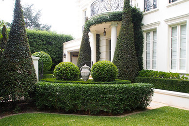 Immagine di un giardino formale davanti casa