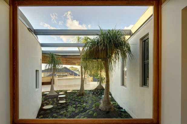 Contemporary Garden by MacCormick & Associates Architects