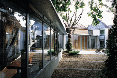 Diseño de camino de jardín contemporáneo grande en verano en patio con exposición parcial al sol y mantillo