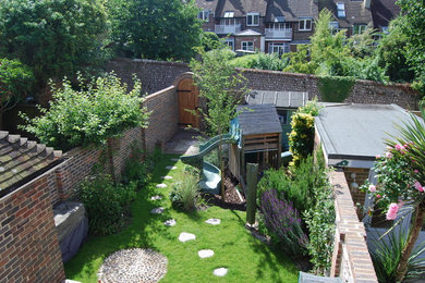 Photo of a contemporary garden in Sussex.