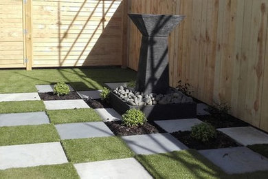 Cette image montre un jardin sur cour design de taille moyenne et l'hiver avec des pavés en béton et une exposition partiellement ombragée.