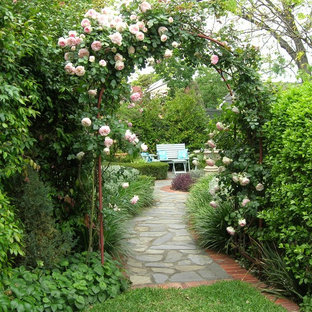 Esempio di un giardino formale chic esposto in pieno sole di medie dimensioni e dietro casa in primavera con fontane e pavimentazioni in pietra naturale