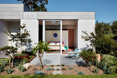 Inspiration för mellanstora moderna bakgårdar i full sol, med marksten i betong