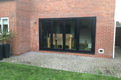 Geometrischer, Mittelgroßer Moderner Garten hinter dem Haus in West Midlands
