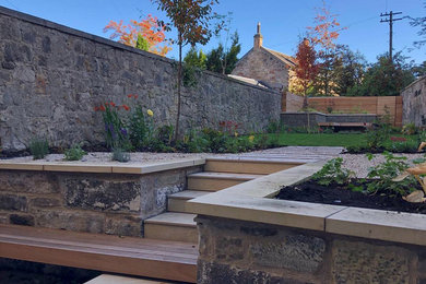 Mittelgroßer, Halbschattiger Moderner Gartenweg im Sommer, hinter dem Haus mit Natursteinplatten in Edinburgh