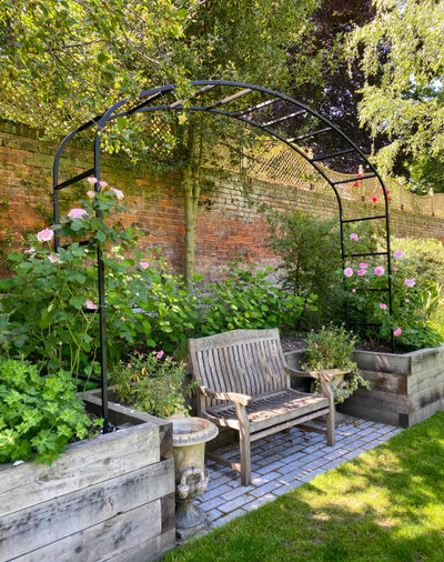 Traditional Garden by Emma Whitten Garden Design & Implementation