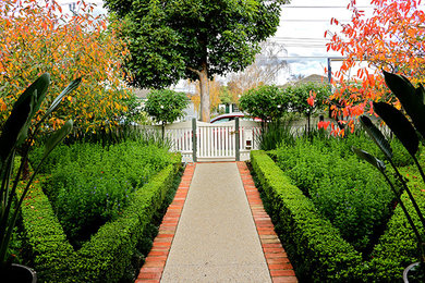 Immagine di un giardino con un ingresso o sentiero