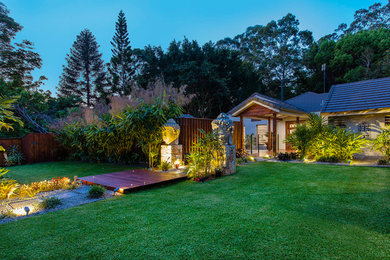 Idée de décoration pour un jardin arrière asiatique avec une exposition ensoleillée et une terrasse en bois.