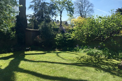 Immagine di un giardino chic esposto in pieno sole di medie dimensioni e dietro casa in estate