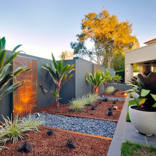 Esempio di un grande giardino minimal dietro casa
