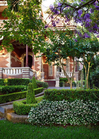 Traditional Garden by GOODMANORS Pool + Garden