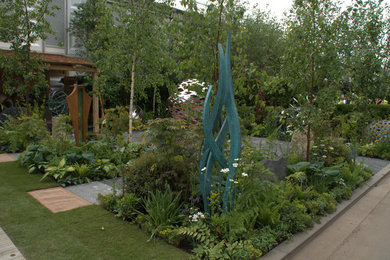ロンドンにあるカントリー風のおしゃれな庭の写真