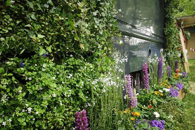 ロンドンにあるお手頃価格の小さなラスティックスタイルのおしゃれな庭の写真