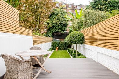 ロンドンにある小さなトランジショナルスタイルのおしゃれな庭 (日向、デッキ材舗装) の写真