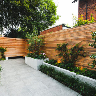 Geometrisches, Kleines Modernes Garten im Innenhof mit Hochbeet in London