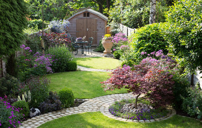 Garden Tour: Clever Curves Bring Beauty to a Modest Outdoor Space