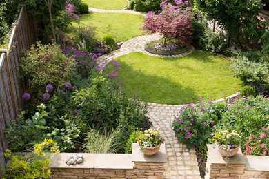 Стильный дизайн: участок и сад среднего размера в классическом стиле - последний тренд