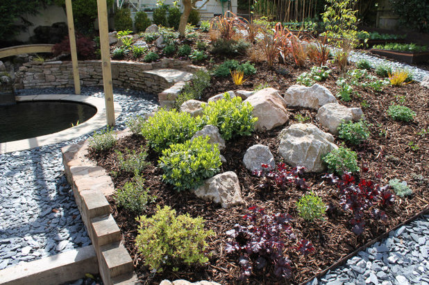 Traditional Garden by Outerspace Creative Landscaping