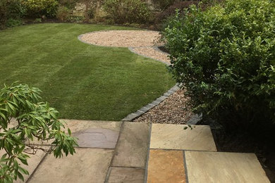 Kleiner, Halbschattiger Klassischer Garten im Sommer, hinter dem Haus mit Natursteinplatten in Edinburgh