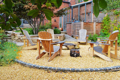 Свежая идея для дизайна: маленький участок и сад на заднем дворе в стиле кантри для на участке и в саду - отличное фото интерьера