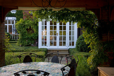 На фото: тенистый участок и сад на заднем дворе в классическом стиле