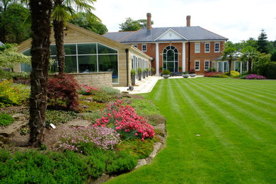 Источник вдохновения для домашнего уюта: большой солнечный, летний регулярный сад в классическом стиле с хорошей освещенностью
