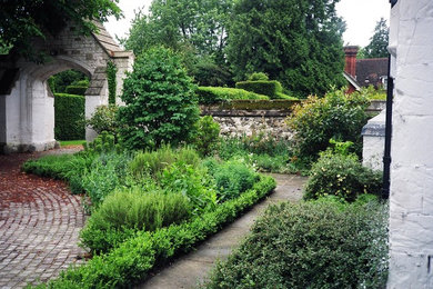 Inspiration for a classic garden in Buckinghamshire.