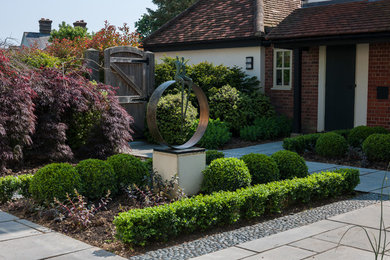 Ejemplo de camino de jardín actual de tamaño medio en patio trasero con jardín francés, exposición total al sol y adoquines de piedra natural
