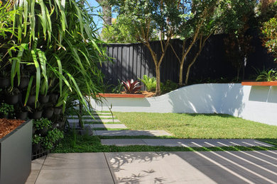 Cette photo montre un petit jardin arrière tendance l'été avec une exposition partiellement ombragée et des pavés en béton.