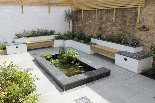 Contemporary Garden by Outerspace Creative Landscaping