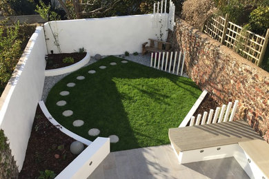 サセックスにある高級な小さなコンテンポラリースタイルのおしゃれな前庭 (庭への小道、日陰、天然石敷き) の写真
