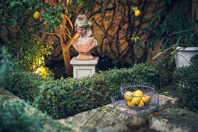 Foto de jardín clásico en patio trasero con adoquines de ladrillo