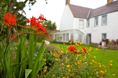 Halbschattiger Landhaus Garten hinter dem Haus in Edinburgh