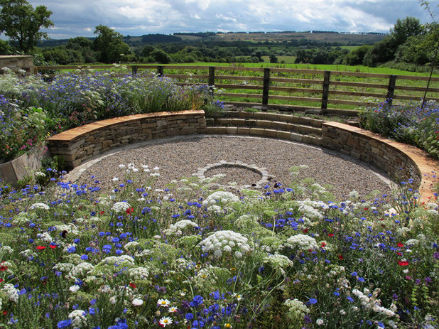 American Traditional Garden by Eves & Lewis Landscape Design