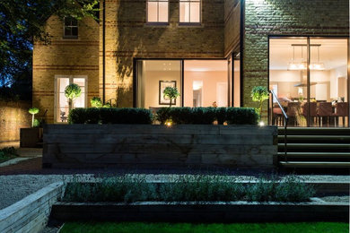 This is an example of a contemporary garden in Oxfordshire.