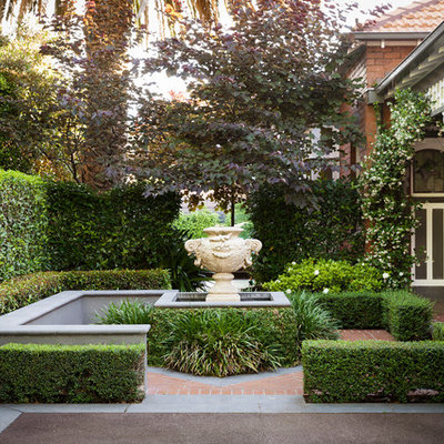 Design ideas for a mid-sized traditional front yard water fountain landscape in Melbourne.